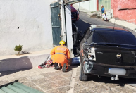 Homem esquece de puxar freio de mão e é arrastado pelo próprio carro em BH
