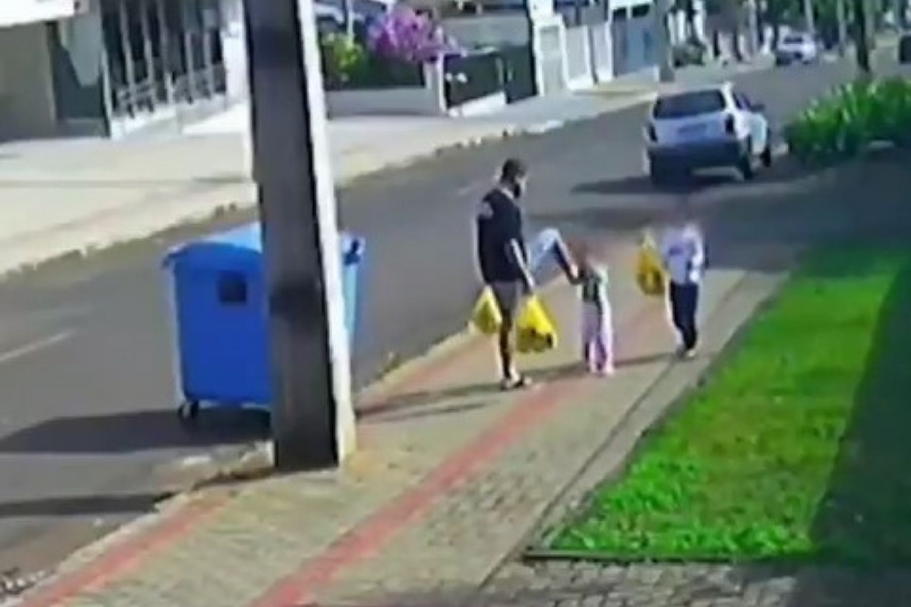 Polícia Civil investiga pai flagrado por câmeras ao chutar filha de 3 anos no Paraná