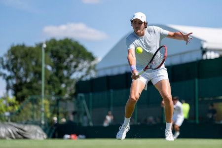 João Fonseca em ação em Wimbledon • Divulgação/Wimbledon