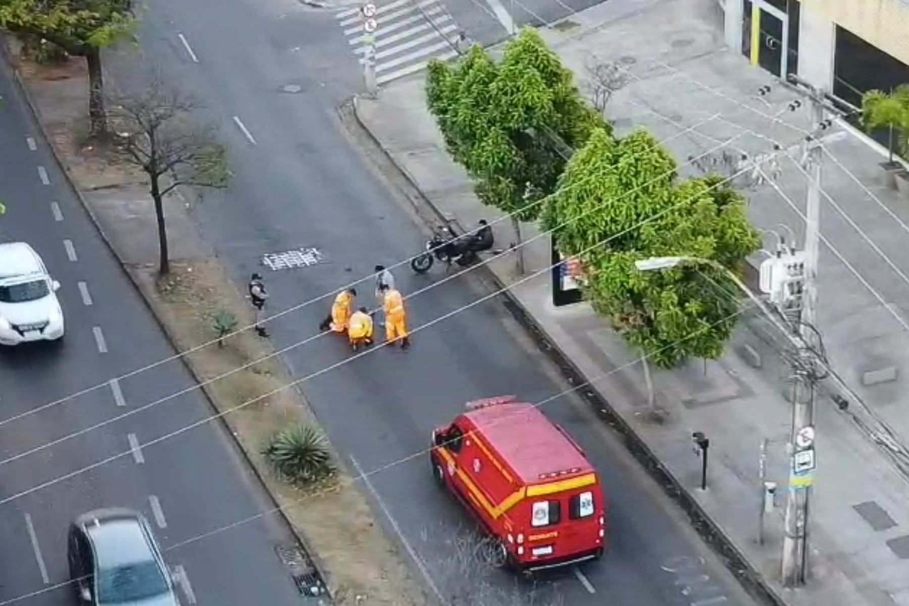 Avenida Silva Lobo fica bloqueada após acidente com moto na manhã desta terça (21)