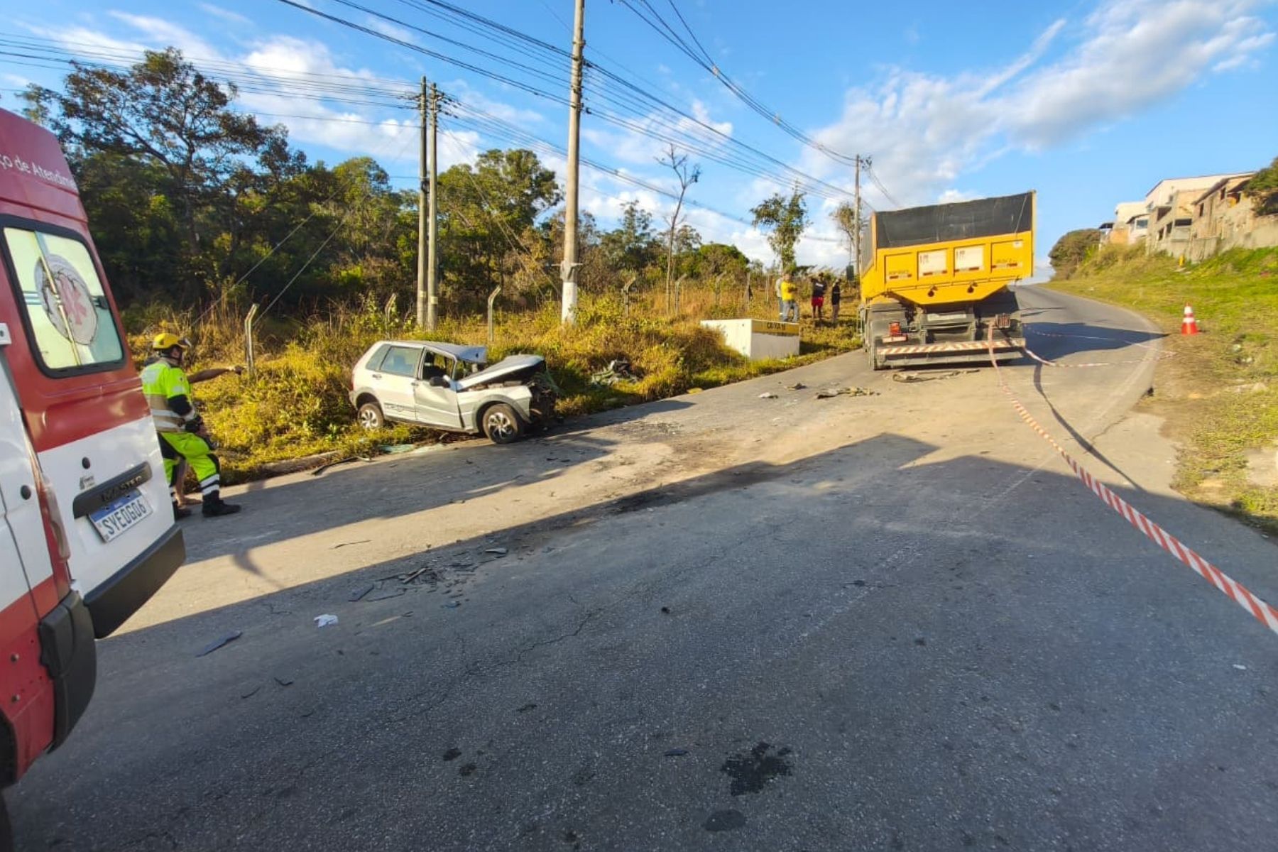 Motorista fica presa às ferragens após colisão entre carro e caminhão em MG