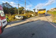 Motorista fica presa às ferragens após colisão entre carro e caminhão em MG