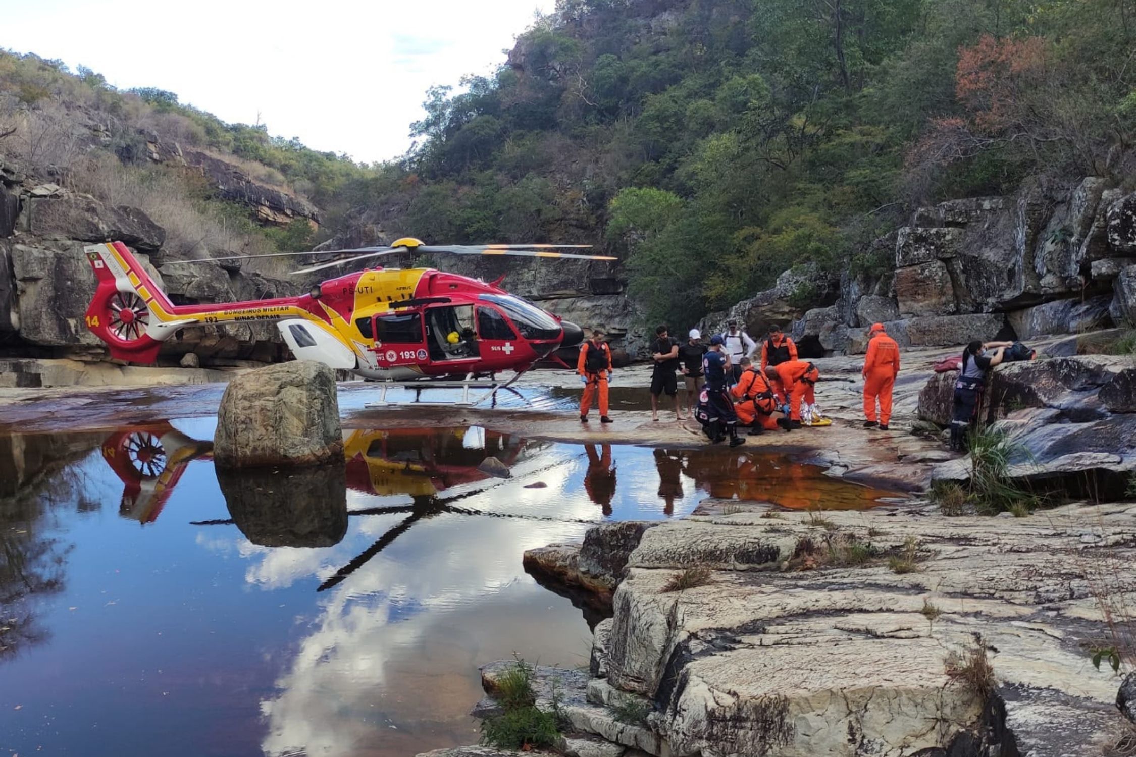 Mulher cai de cachoeira em MG e é levada de helicóptero para hospital em BH