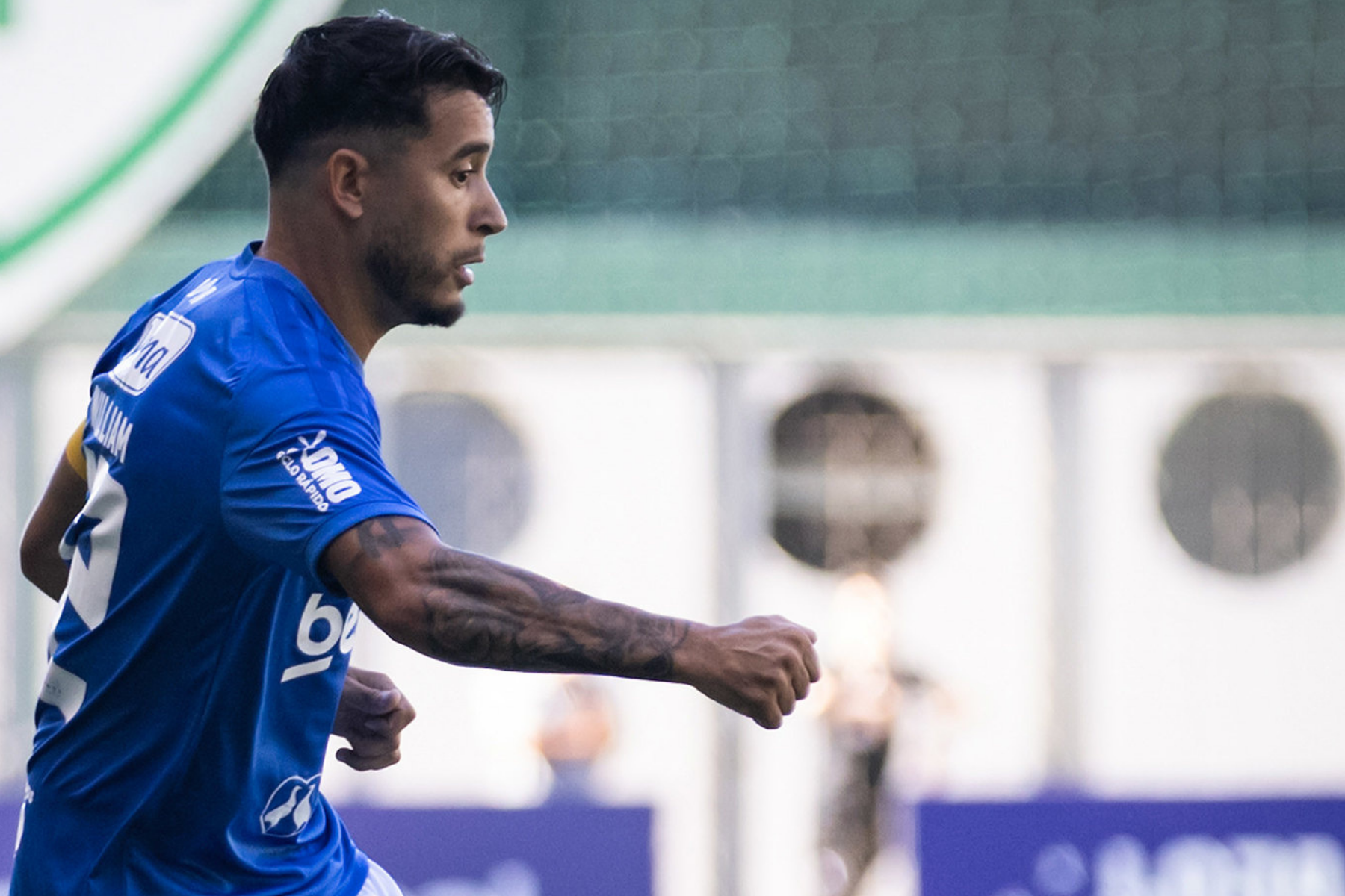 William volta a ser titular do Cruzeiro após três meses e é capitão em amistoso
