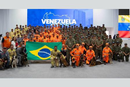 Bombeiros do Brasil são homenageados em missão na Venezuela após terremotos