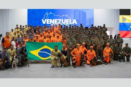 Bombeiros do Brasil são homenageados em missão na Venezuela após terremotos