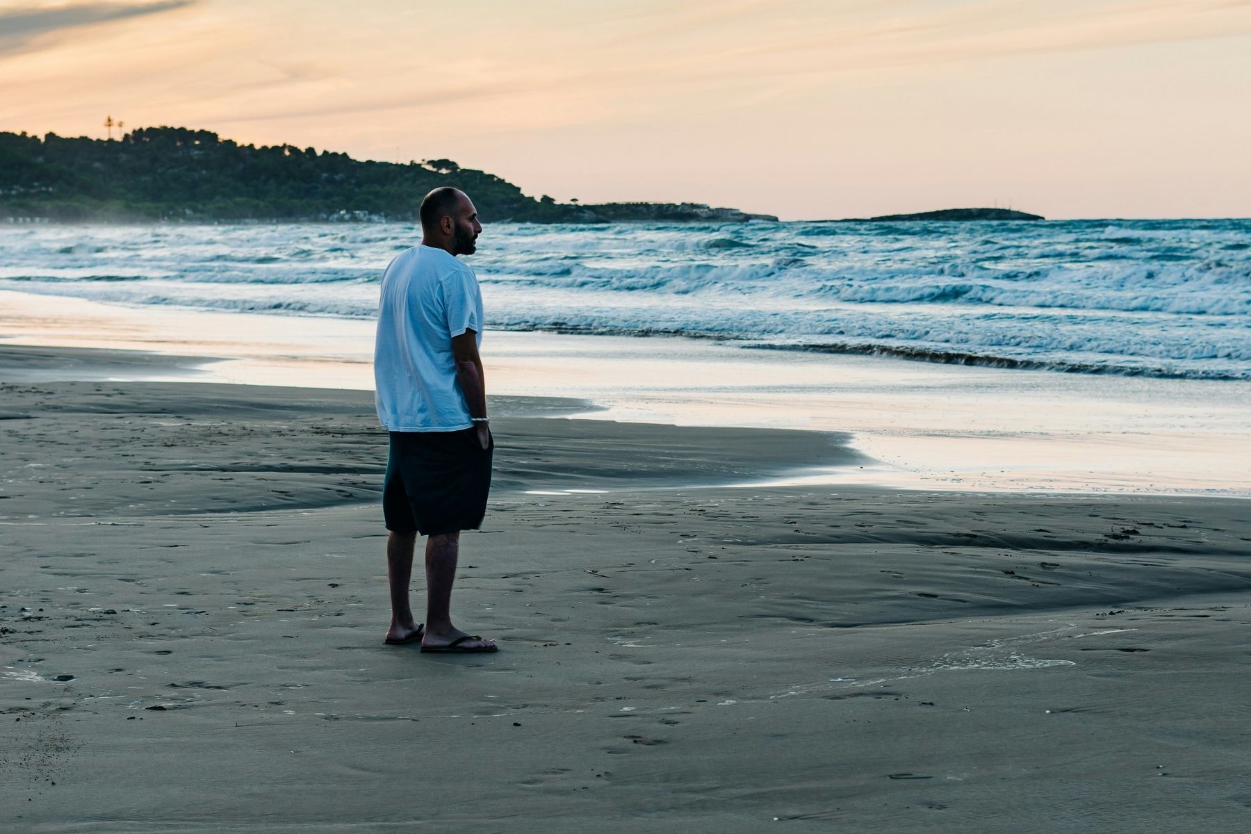 A psicologia diz que andar com as mãos nos bolsos não é apenas timidez