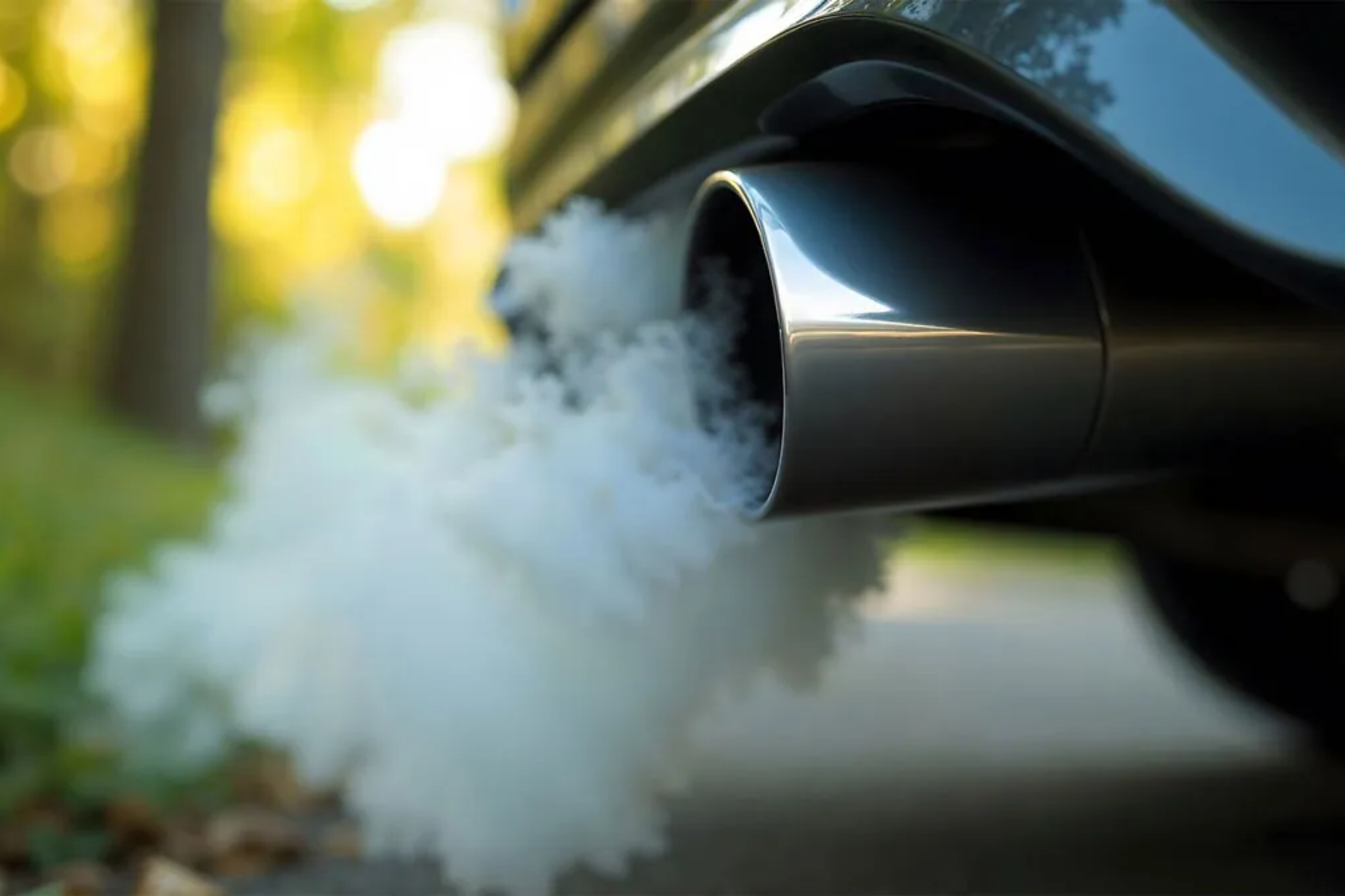 Fumaça branca, preta ou azul no escapamento do carro: o que cada cor significa