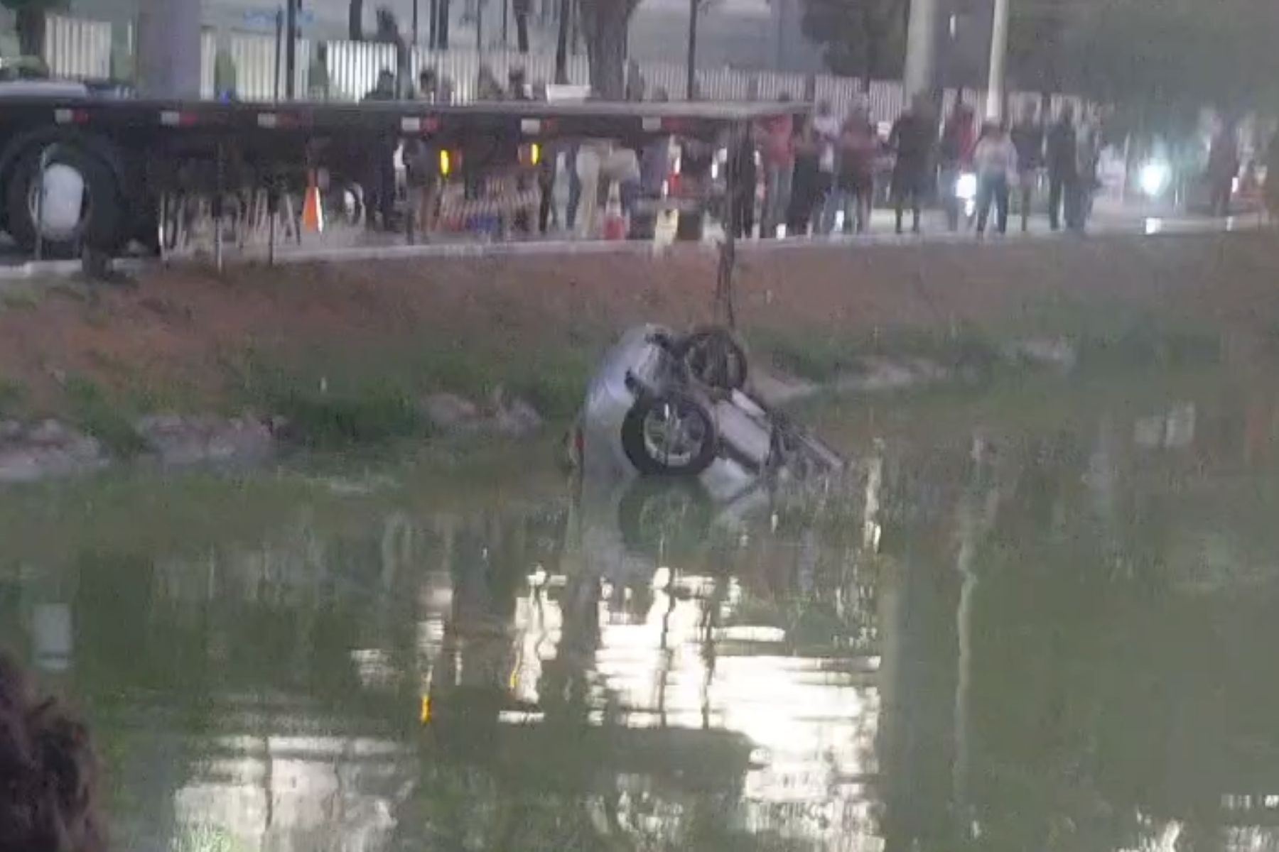 Carro bate em veículo estacionado e cai em lagoa no interior de MG