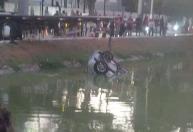 Carro bate em veículo estacionado e cai em lagoa no interior de MG
