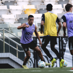 Atlético 'volta a campo' e vence equipe sub-20 em jogo-treino movimentado na Arena MRV