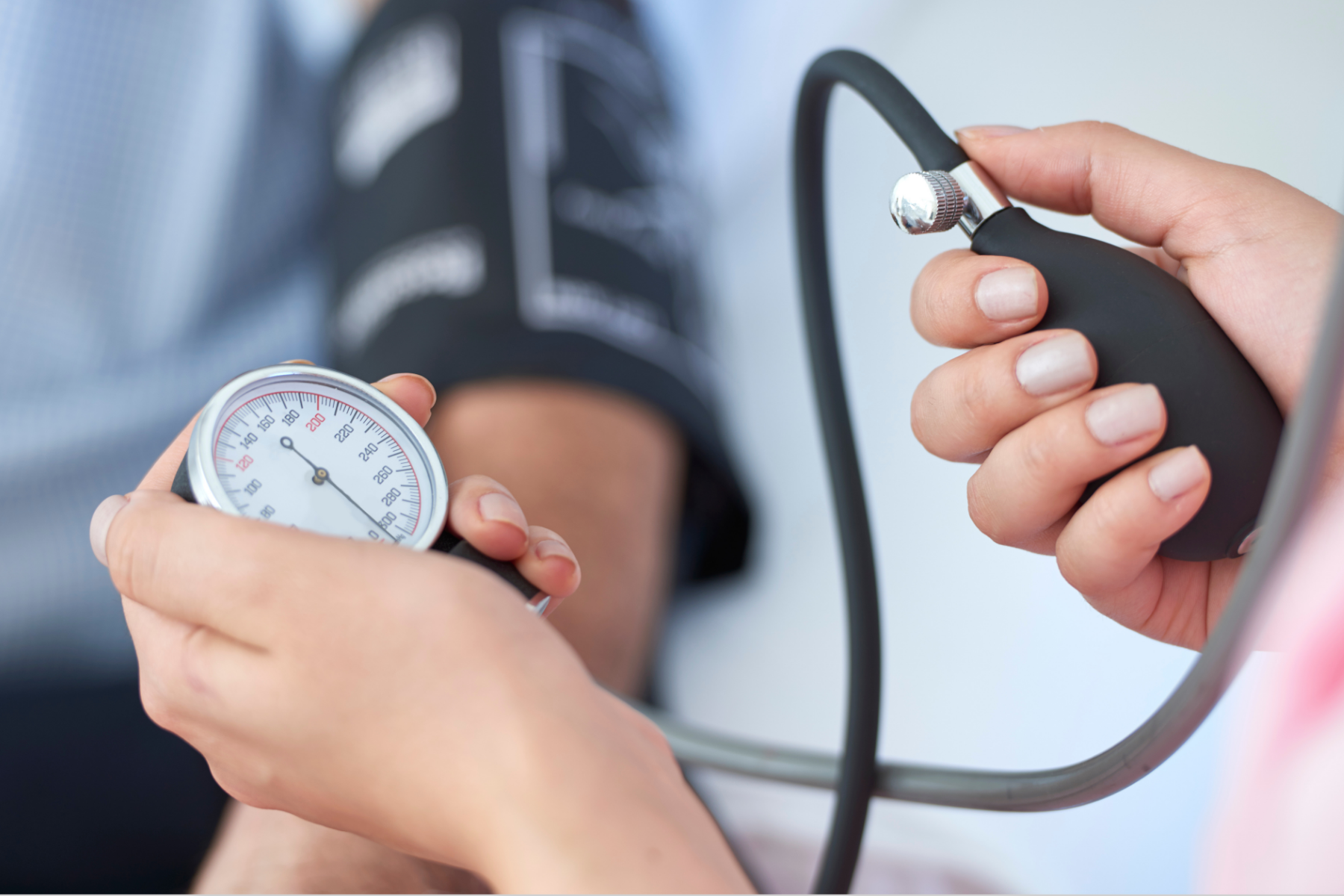 Saiba como medir a pressão arterial em casa e qual aparelho os cardiologistas recomendam