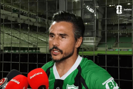 Willian Bigode, atacante do América, na zona mista