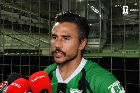 Willian Bigode, atacante do América, na zona mista