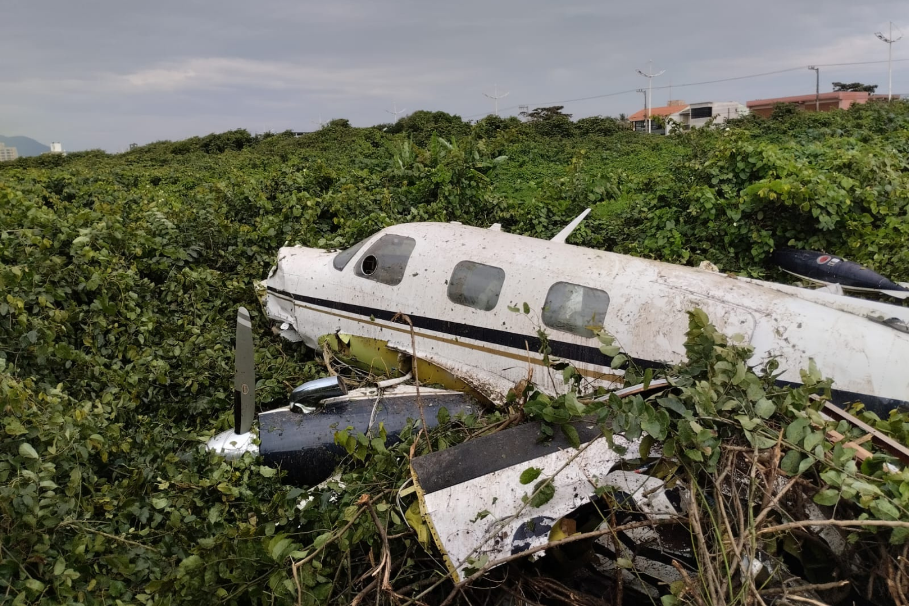 Avião cai em praia, e duas pessoas são resgatadas em estado grave em SC; veja imagens