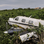 Avião cai em praia, e duas pessoas são resgatadas em estado grave em SC; veja imagens