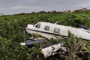 Avião cai em praia, e duas pessoas são resgatadas em estado grave em SC; veja imagens