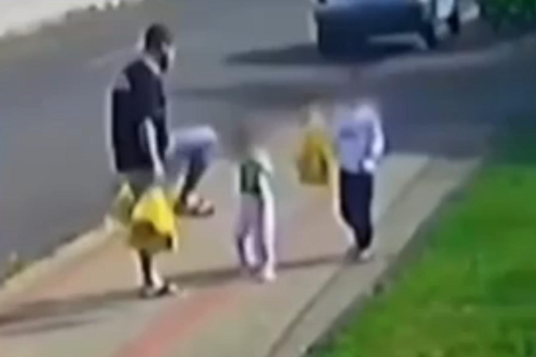 Pai que chutou filha de 3 anos no rosto é preso no Paraná após repercussão de vídeo