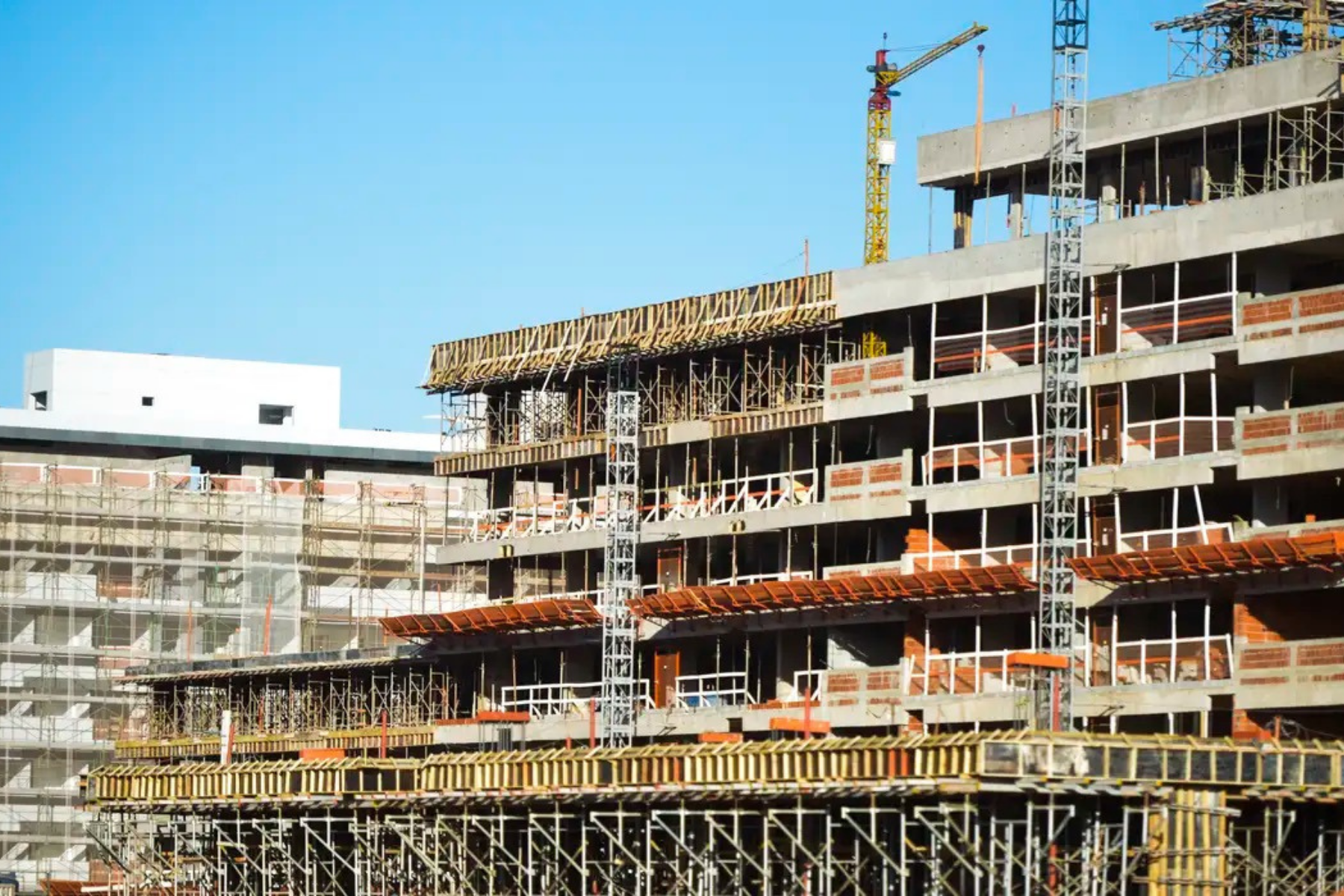 Guerra entre EUA e Irã eleva custos de obras em Minas Gerais e pressiona construção pesada