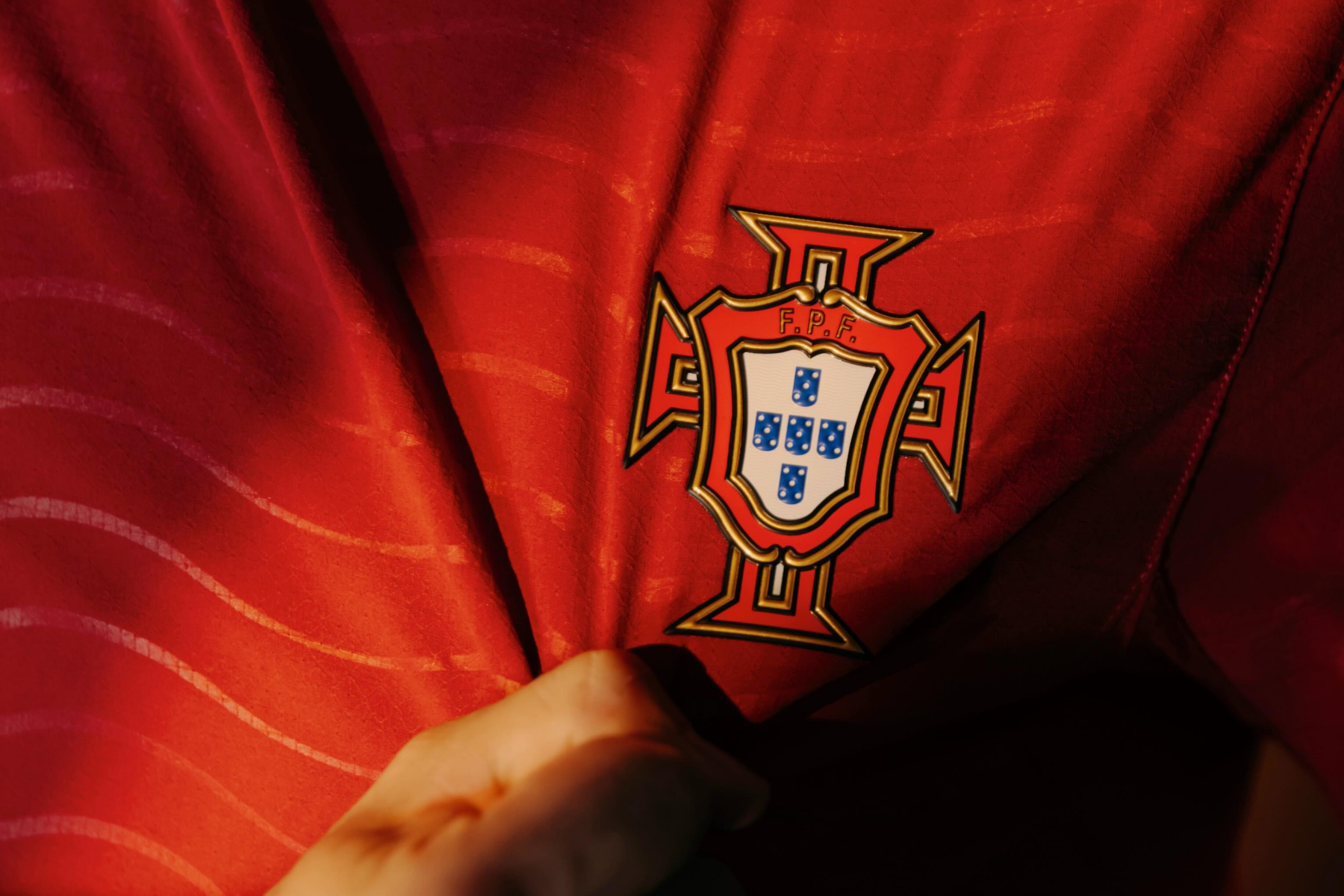 Federação Portuguesa de Futebol esclarece 'novo escudo' da seleção
