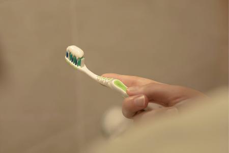 Escova com pasta dental