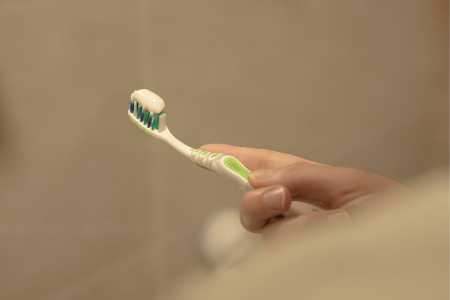 Escova com pasta dental