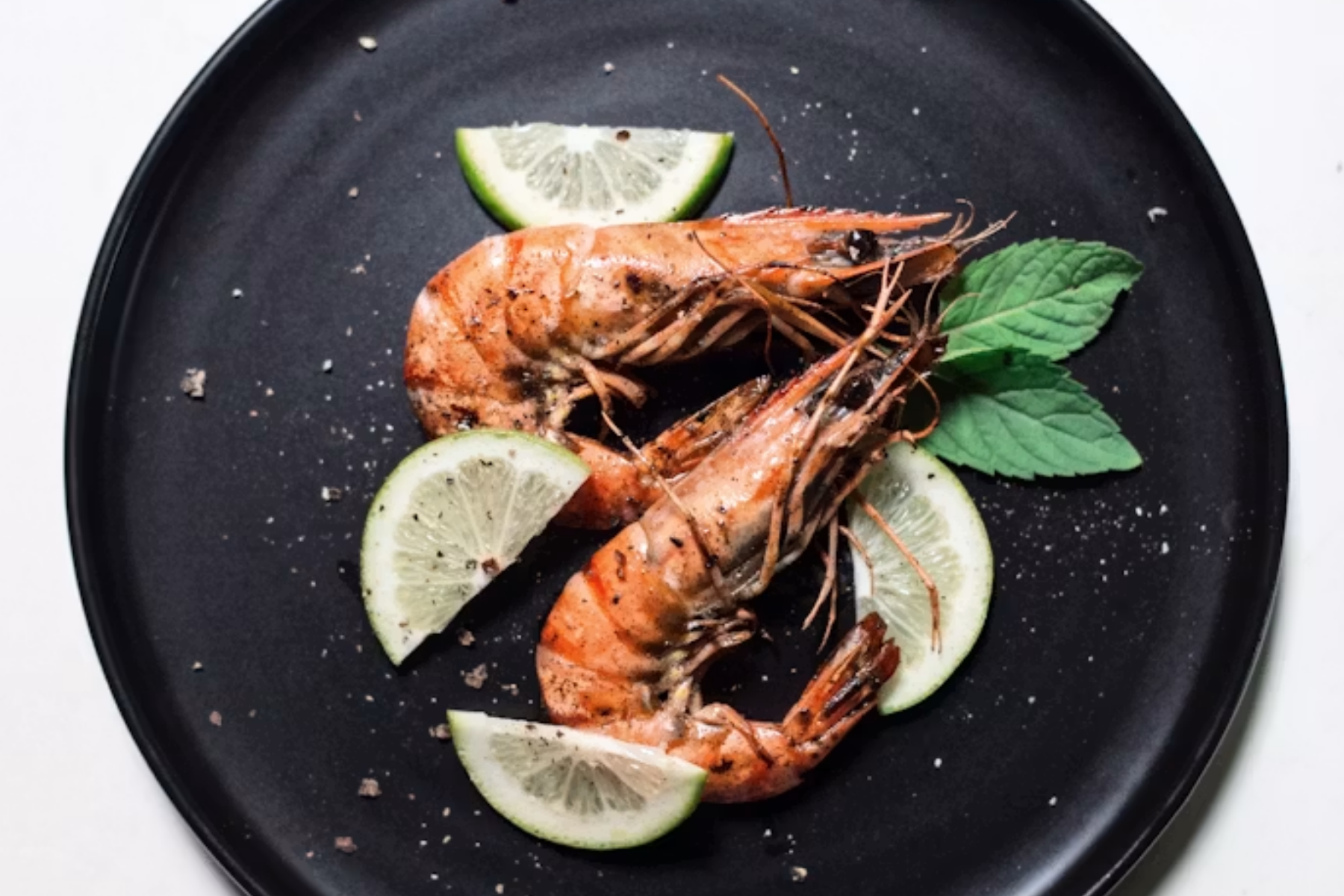 Como fazer camarões grelhados com técnica de chef sem óleo ou temperos extras