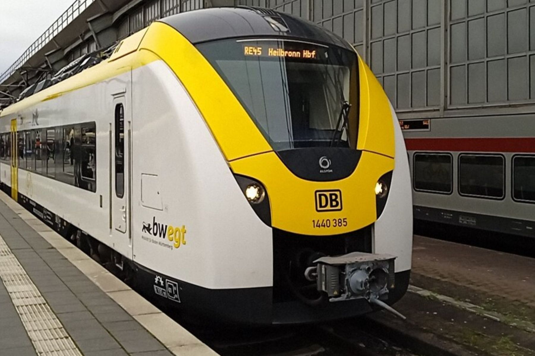 Mãe morre após ser atingida por trem ao salvar filha de 2 anos em travessia na Alemanha