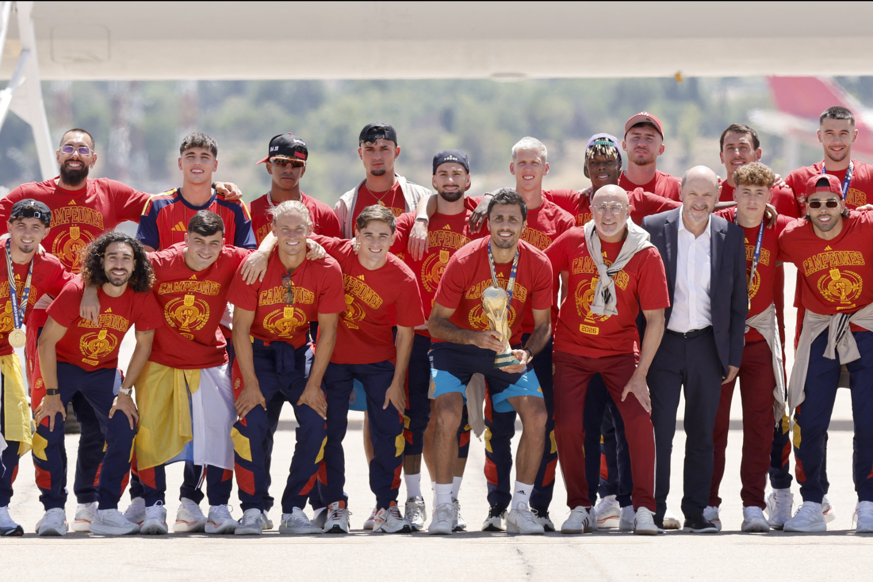 Seleção desembarca na Espanha após título de Copa do Mundo e terá dia cheio