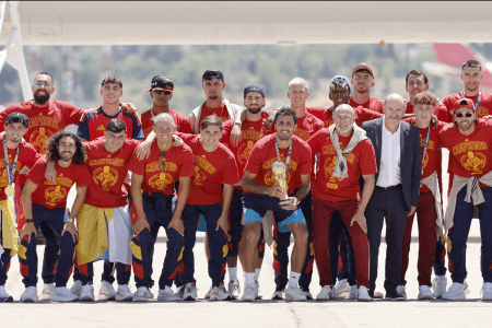 Delegação da Espanha desembarca em Madri com o troféu da Copa do Mundo
