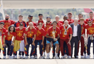 Seleção desembarca na Espanha após título de Copa do Mundo e terá dia cheio