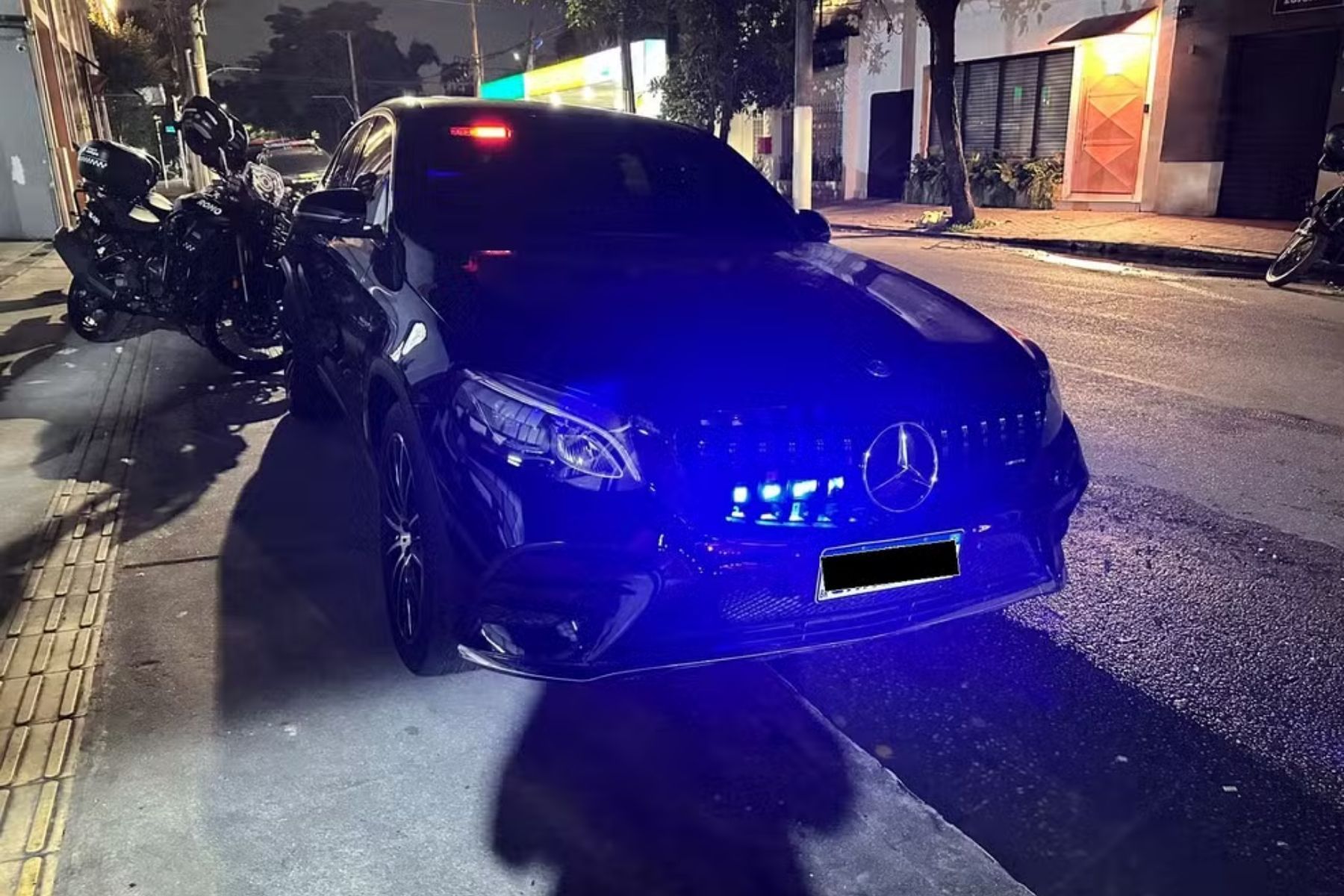 Médico é detido com fuzil em Mercedes blindada com giroflex em São Paulo