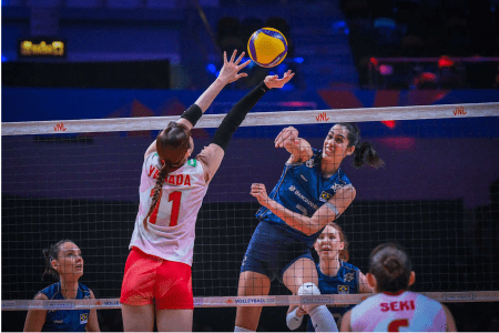 Diana, central do Brasil, ataca bola durante jogo contra o Japão, nesta quarta-feira (22) • Volleyball World / Divulgação