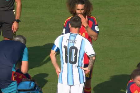 Discussão entre Messi e Cucurella na final da Copa do Mundo entre Espanha e Argentina