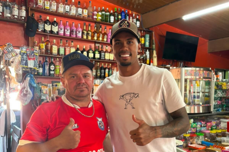 Gabriel Magalhães, zagueiro do Arsenal e da Seleção Brasileira, em Extrema, no interior de Minas Gerais