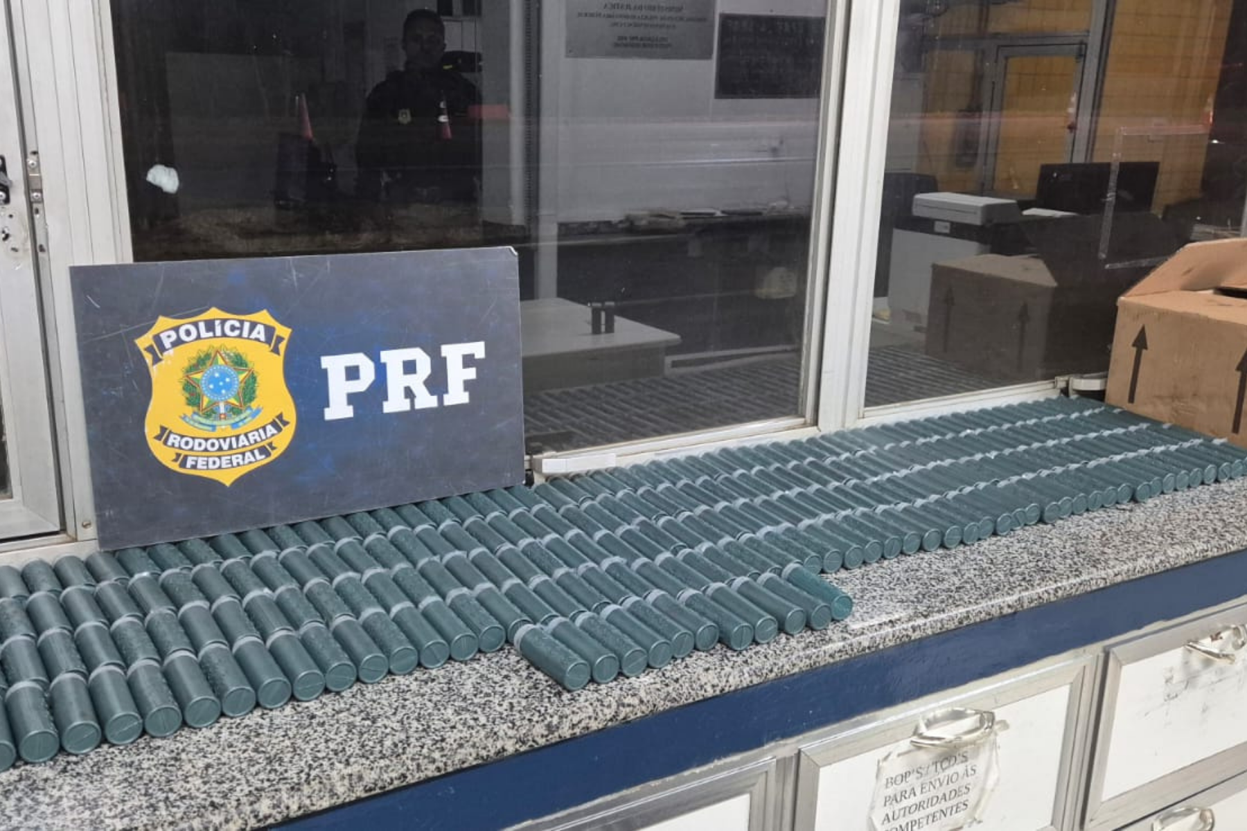 Caminhoneiro é detido com 600 kg de pólvora ilegal na BR-262, em Minas