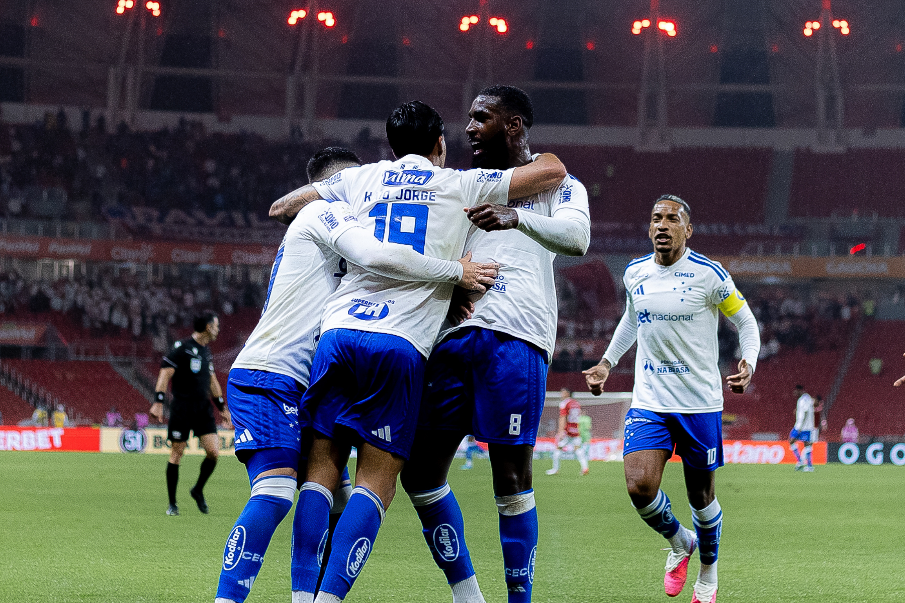 Cruzeiro bate Inter na volta do Brasileiro, salta na tabela e quebra tabu no Beira-Rio