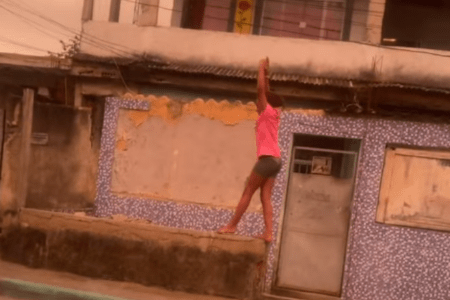 Emanuelly faz exercícios improvisados em Belford Roxo, no Rio de Janeiro