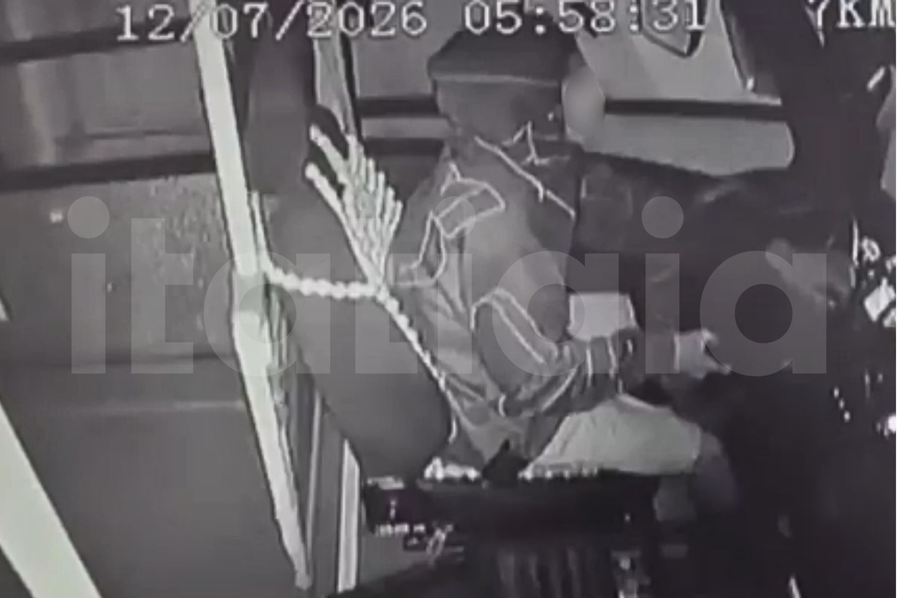 Vídeo mostra momento em que homem embriagado da partida em micro-ônibus furtado em Betim