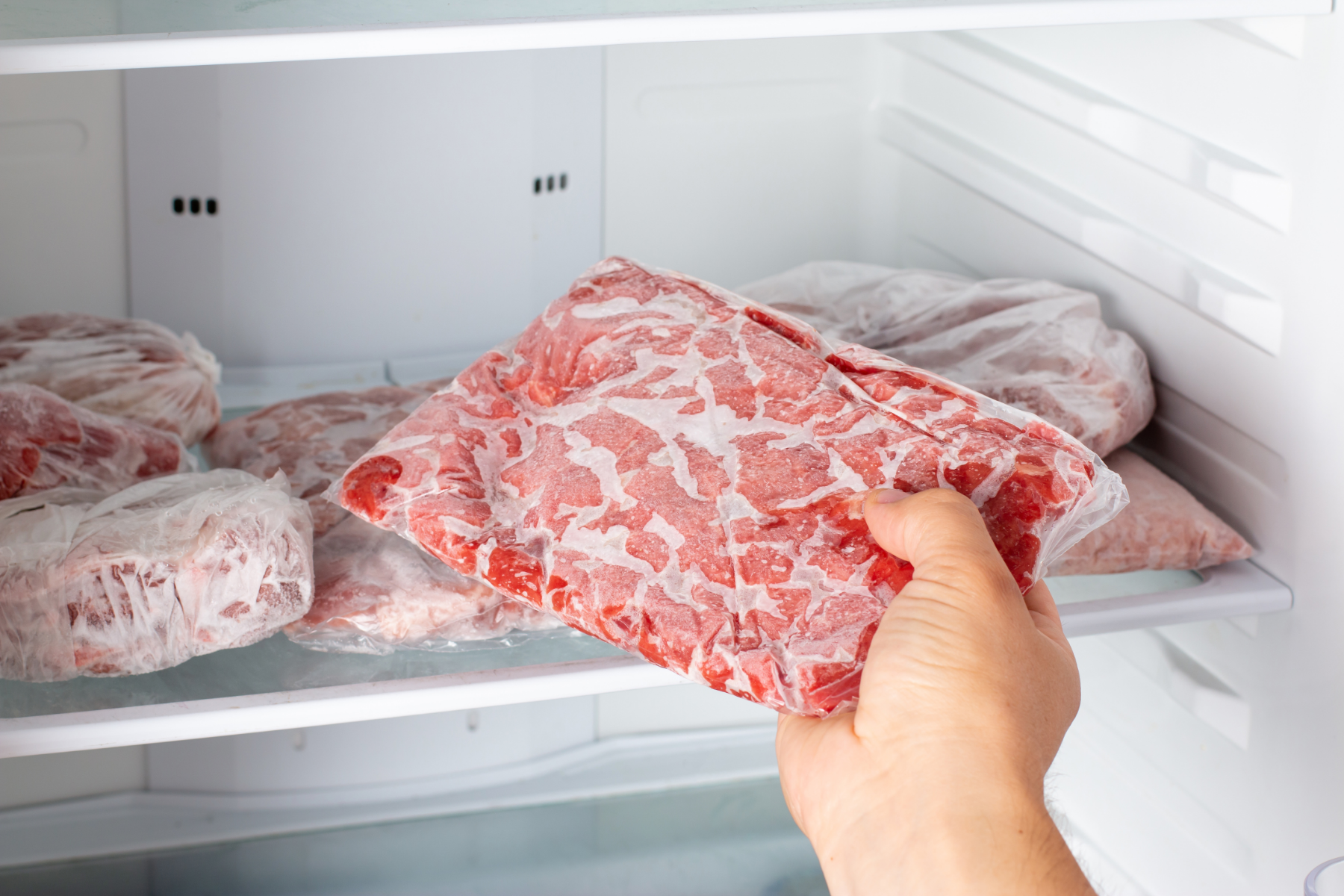 Saiba truque para descongelar carne e preservar textura e sabor usando panelas de alumínio