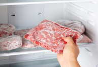 Saiba truque para descongelar carne e preservar textura e sabor usando panelas de alumínio
