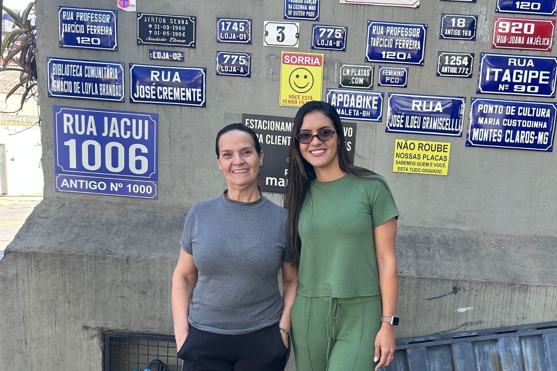 Quarta maior rua de BH preserva comércio que vai de placas esmaltadas a móveis de sucupira