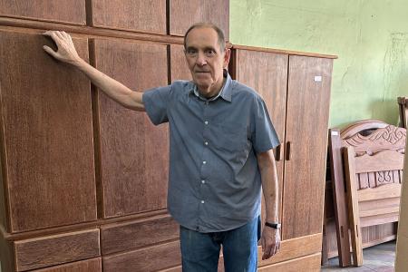 Márcio Vignoli Federman, 68 anos, aposta em móveis de sucupira para manter o sucesso do negócio. • Aline Campolina/Itatiaia