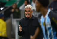 Torcida do Grêmio protesta e xinga Luís Castro durante a eliminação na Sul-Americana