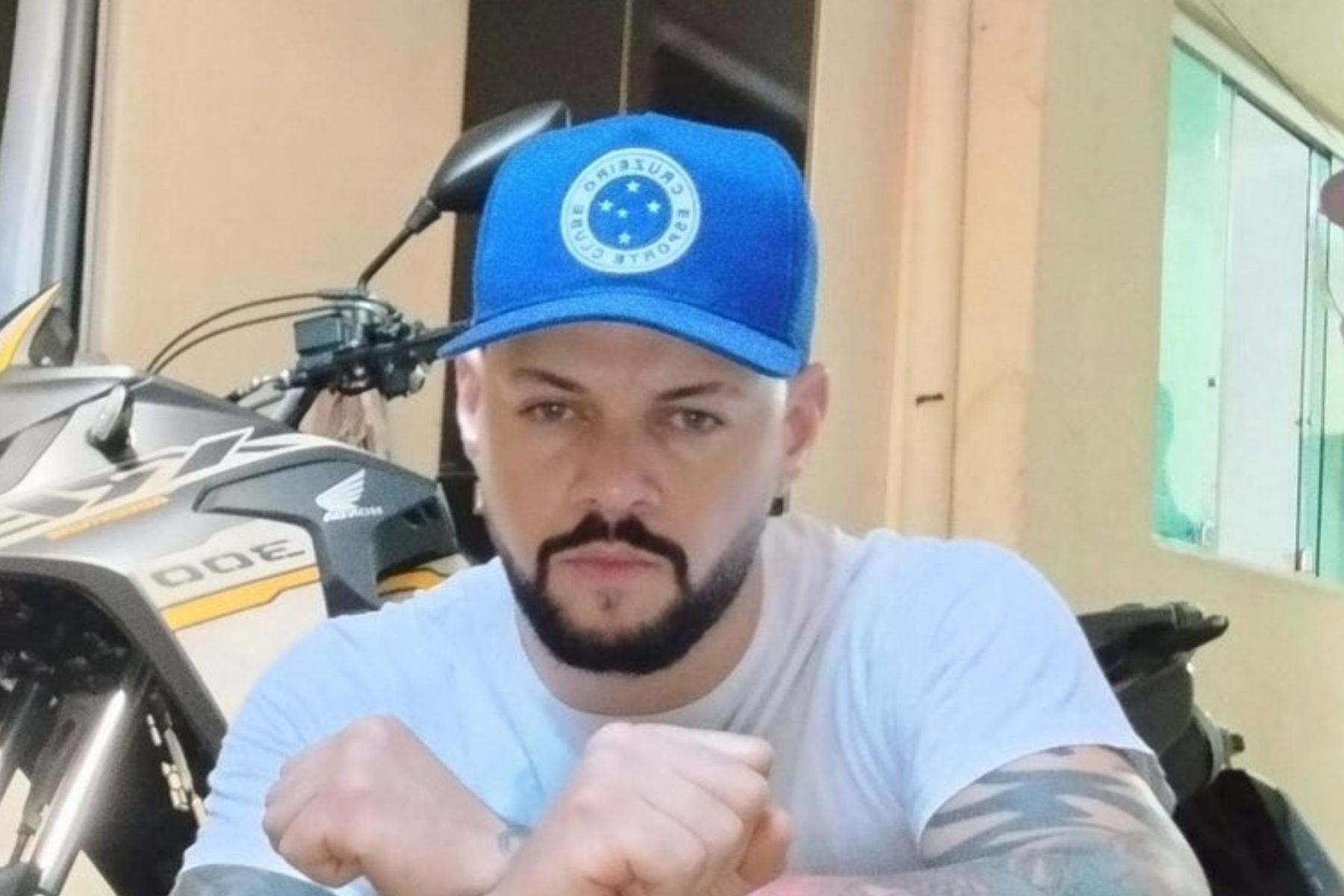Corpo de homem morto por tio da esposa com golpe de facão é enterrado na Grande BH