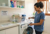 Como remover o acúmulo de desodorante e suor das camisas sem esfregar e em poucos minutos
