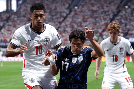 Jude Bellingham e Giuliano Simeone em disputa de bola durante jogo decisivo da Copa do Mundo entre Inglaterra e Argentina