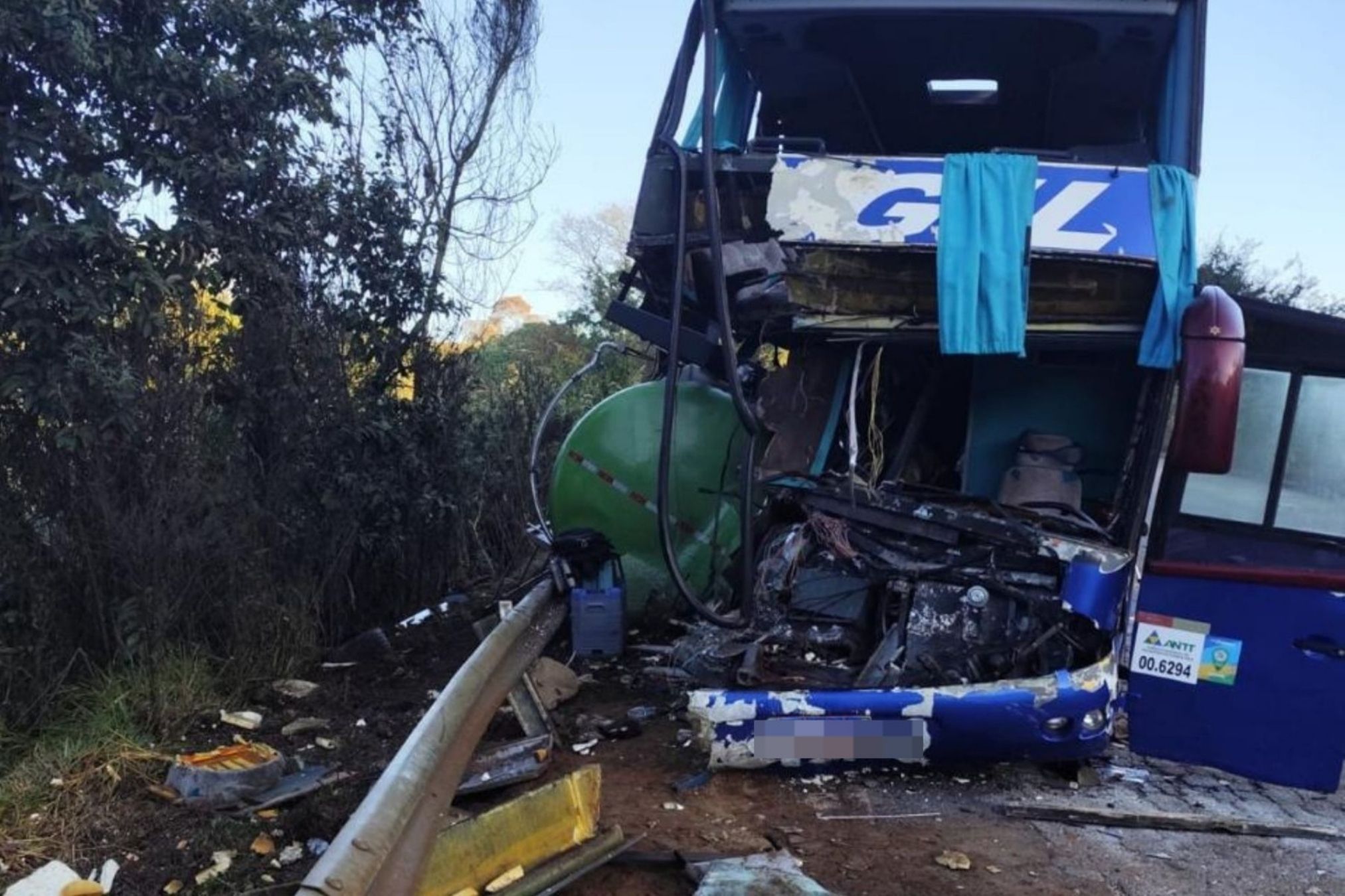 Acidente entre ônibus e caminhão deixa duas mulheres mortas e feridos na BR-267, em MG