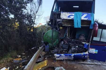 Acidente entre ônibus e caminhão deixa duas mulheres mortas e feridos na BR-267, em MG