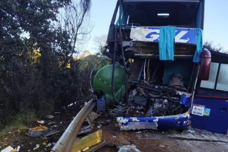Acidente entre ônibus e caminhão deixa duas mulheres mortas e feridos na BR-267, em MG